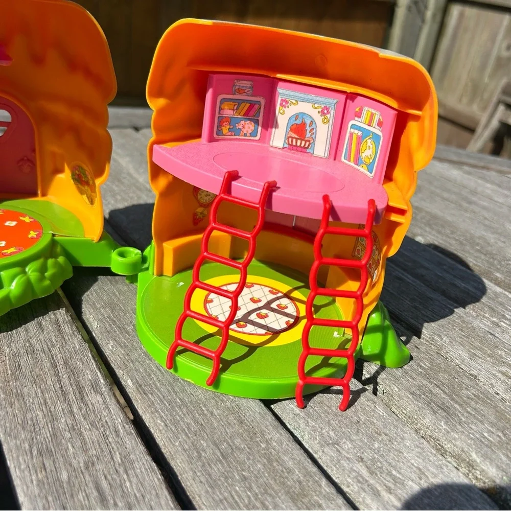 Vintage 80’s Strawberry Shortcake Toy House‎ with accessories 1981